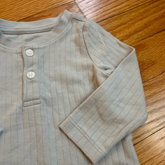 Baby gap size 3 to 6 months, long sleeve gray onesie/122 - Picture 2 of 4
